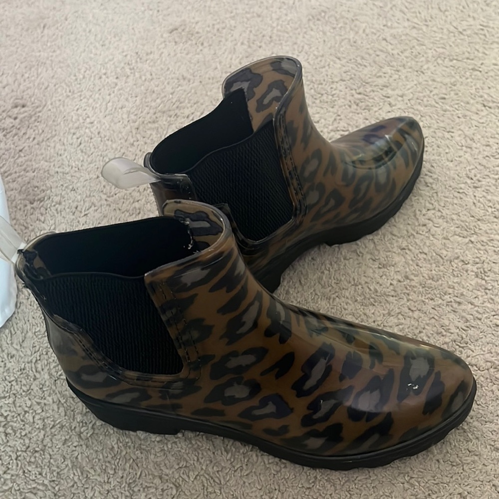 Seven7 *SIZE 11* low rise cheetah print sleek rain boots. Has some scratches